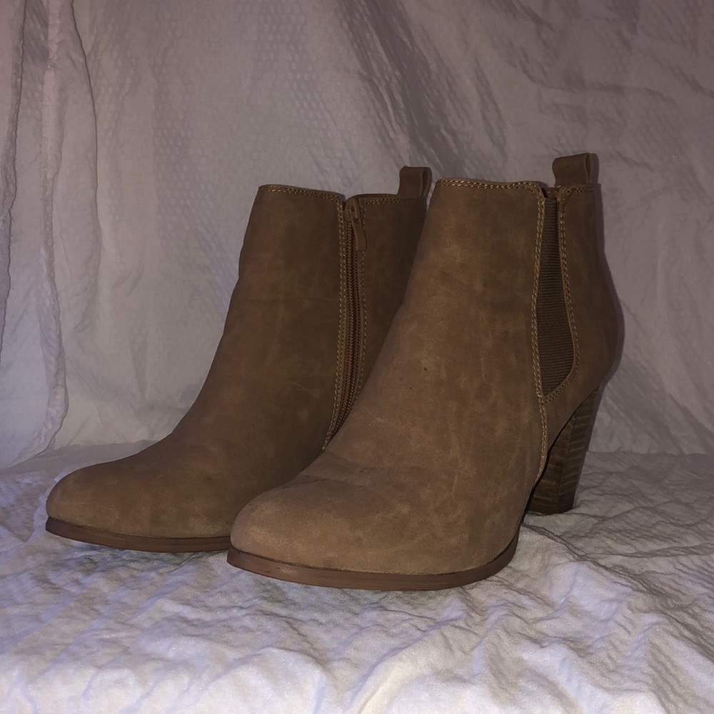 De Blossom Collection Comfort Woman’s Marlina-1 Size 9 Tan Heeled Suede Style
